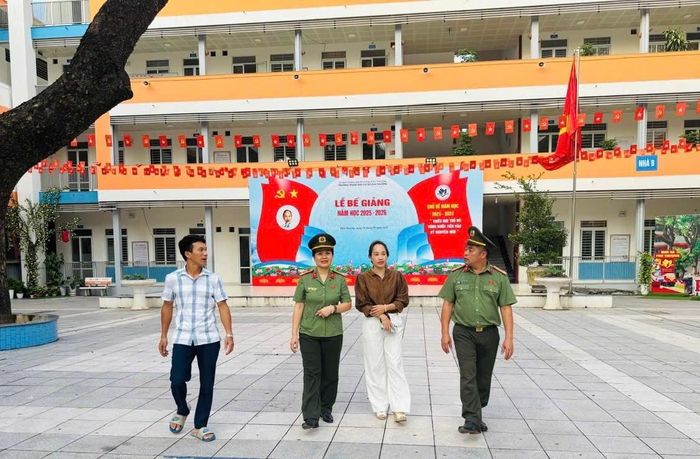 Lực lượng An ninh Công an phường Phú Thượng thực hiện nhiệm vụ bảo đảm an ninh, an toàn tại các điểm thi trên địa bàn. Ảnh: PT