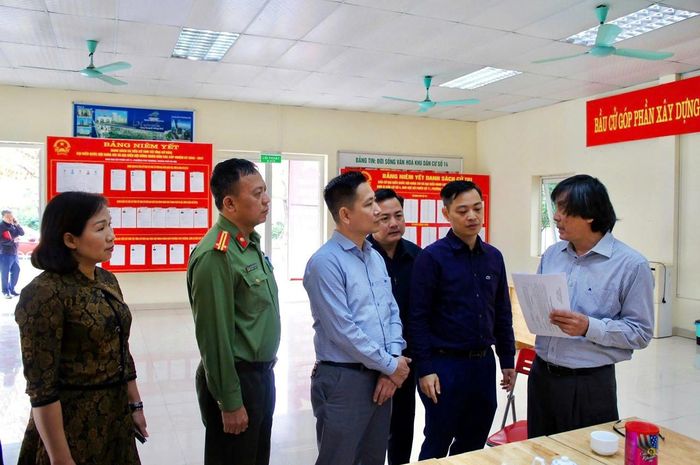 Lực lượng An ninh Công an phường Phú Thượng phối hợp chính quyền địa phương bảo đảm an ninh, an toàn trong cuộc bầu cử diễn ra vào tháng 3/2026. Ảnh: Hoàng Vũ