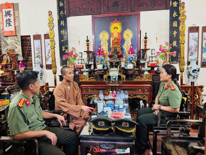 Lực lượng An ninh Công an phường Phú Thượng thường xuyên thăm hỏi, trao đổi với các cơ sở tôn giáo trên địa bàn. Ảnh: PT
