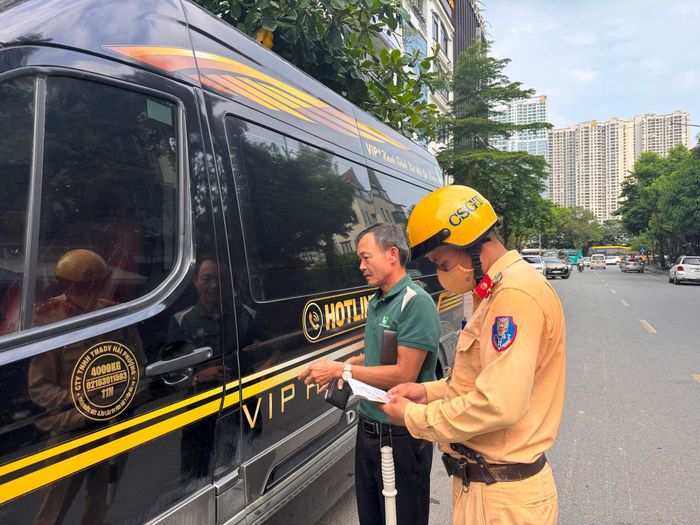 Lực lượng chức năng Đội CSGT số 6 kiểm tra, xử lý xe limuousine vi phạm Luật trật tự, an toàn giao thông trên phố Nguyễn Quốc Trị. Ảnh: Vân Nhi