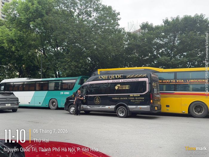 Xe khách, xe limousine ngang nhiên dừng đỗ hàng 2 trên phố Tú Mỡ. Ảnh: Vân Nhi