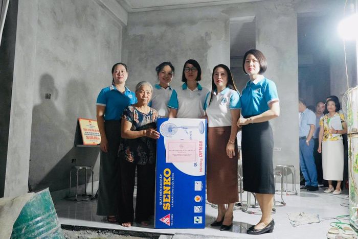 Hội Liên hiệp Phụ nữ xã trao quà cho gia đình bà Nguyễn Thị Vở. Ảnh: TL