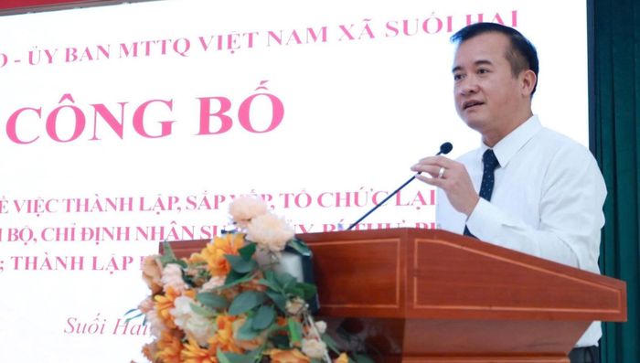 Bí thư Đảng ủy, Chủ tịch HĐND xã Suối Hai Đỗ Mạnh Hưng phát biểu tại buổi lễ. Ảnh: PV