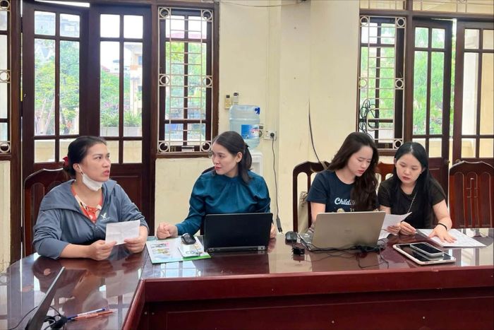 Các nhà trường trên địa bàn xã Đan Phượng bố trí cán bộ, giáo viên hướng dẫn phụ huynh đăng ký tuyển sinh đầu cấp. Ảnh: ĐP