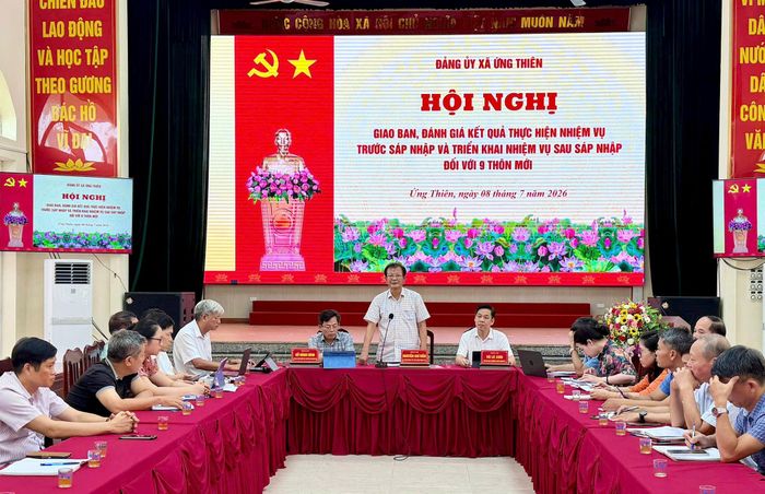 Bí thư Đảng ủy, Chủ tịch HĐND xã Ứng Thiên Nguyễn Chí Viễn phát biểu. Ảnh: Vân Nga