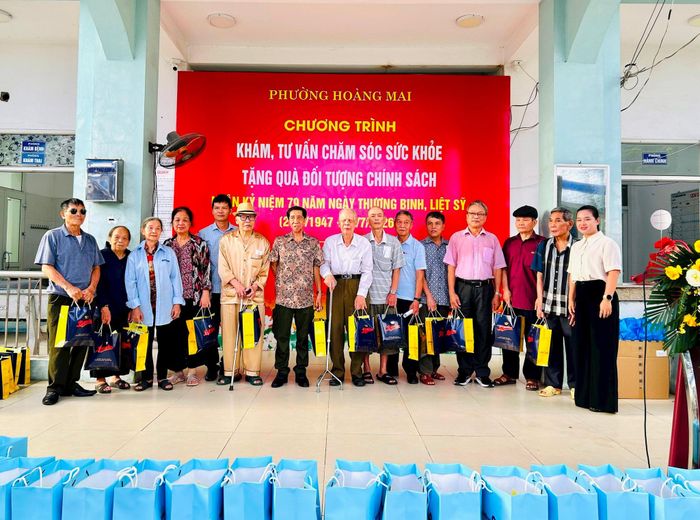 Phó Chủ tịch UBND Nguyễn Quỳnh Trang và Phó Trưởng phòng Phụ trách Phòng Văn hóa - Xã hội phường Hoàng Mai Trịnh Văn Quang tặng quà cho các đối tượng chính sách. Ảnh: Trần Oanh.