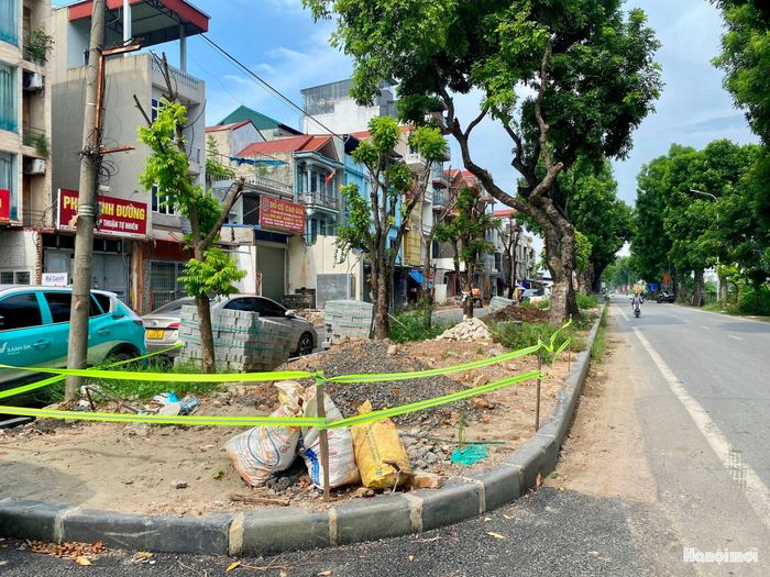 Đơn vị thi công căng rào chắn tại khu tập kết vật liệu. Ảnh: TH