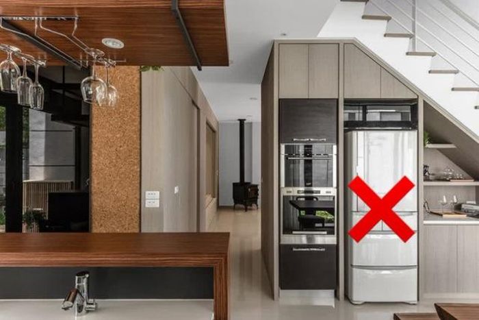 Gầm cầu thang là nơi ẩm mốc, không được thông thoáng. Nếu bạn để ở đây, tủ lạnh sẽ không được thoát hơi và khiến cho tủ lạnh dễ bị hư hỏng.