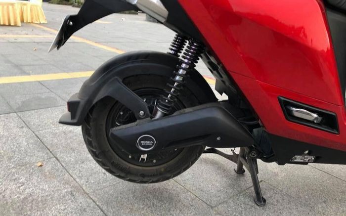 Xe được trang bị phanh đĩa phía trước, giúp tăng hiệu quả giảm tốc khi cần xử lý những tình huống bất ngờ trong phố.