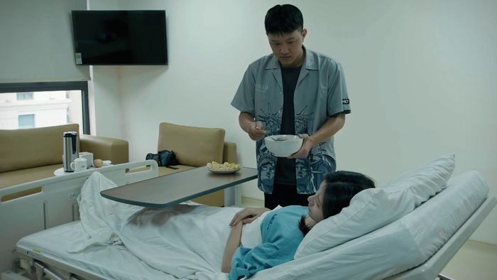 Bằng tới bệnh viện chăm sóc cho Vân và khuyên cô nhận ra tấm lòng của anh trai. Ảnh VTV