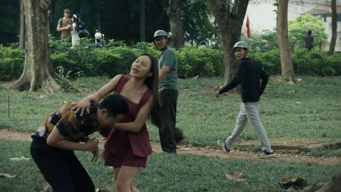 Sinh lấy lại được vàng và bỏ lại Hoàng bị nhân tình trút giận. Ảnh VTV