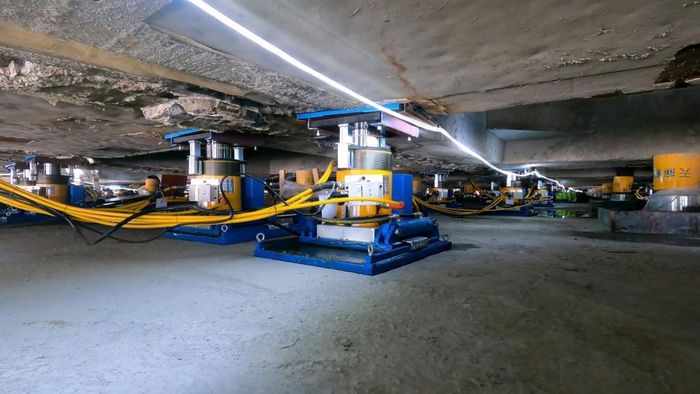  Công trình được hỗ trợ bởi 432 robot di chuyển bước nhỏ, hoạt động đồng bộ bên dưới khối nhà khổng lồ. (Ảnh: CCTV) 