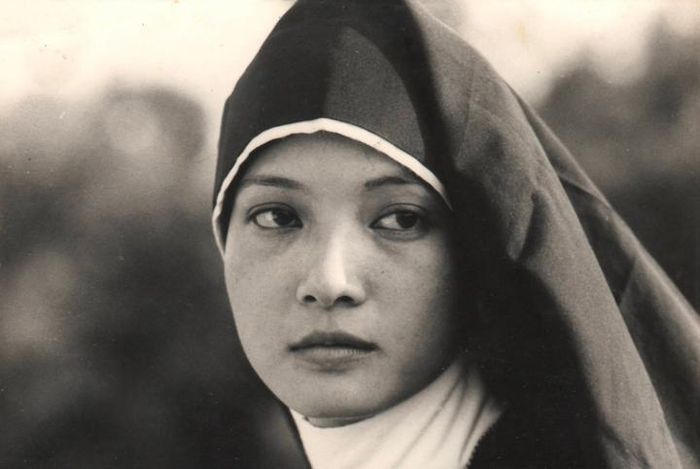 Lê Khanh bén duyên với đạo diễn, nhà quay phim Phạm Việt Thanh khi cùng tham gia bộ phim Săn bắt cướp. Khi ấy, bà đã là gương mặt nổi tiếng của điện ảnh Việt, còn ông là quay phim của đoàn. Nữ nghệ sĩ từng thừa nhận sự nghiệp của mình có được như hôm nay không thể thiếu sự đồng hành của chồng.