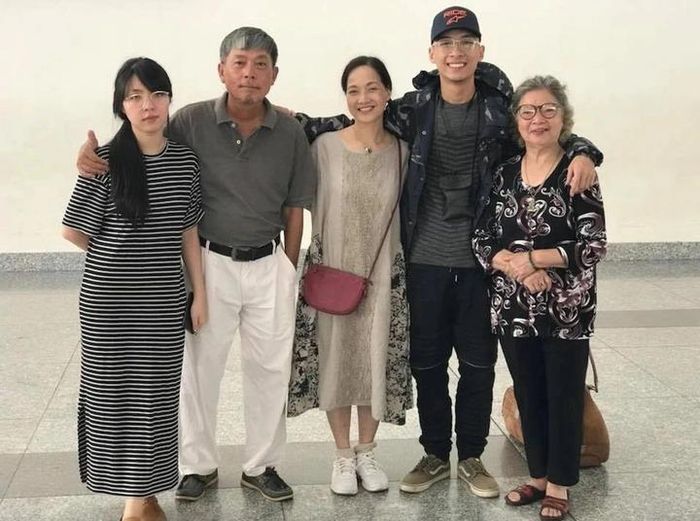 Dù nhiều bạn bè từng ngỏ ý đứng ra tổ chức hôn lễ, thậm chí mời vào TP.HCM để thực hiện, nữ nghệ sĩ vẫn không đưa ra quyết định. Đến hiện tại, bà cho rằng việc mặc váy cưới không còn phù hợp với mình nữa. Trước đó, trong chương trình Chị em chúng mình, nữ nghệ sĩ cũng từng tâm sự: "Tôi và ông xã có một tờ giấy chứng hôn để các con có giấy khai sinh cho đàng hoàng nhưng đến giờ vẫn chưa có một lễ cưới nào diễn ra".