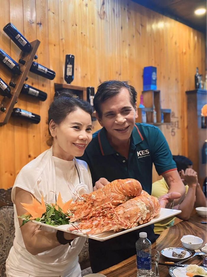 Sự gắn kết của bố mẹ ruột Hồ Ngọc Hà sau hơn 4 thập kỷ chung sống khiến nhiều người ngưỡng mộ. Được biết bà Ngọc Hương theo đuổi bộ môn yoga và ông xã cũng tập luyện yoga dưới sự hướng dẫn của vợ sau 15 năm kiên trì thuyết phục.