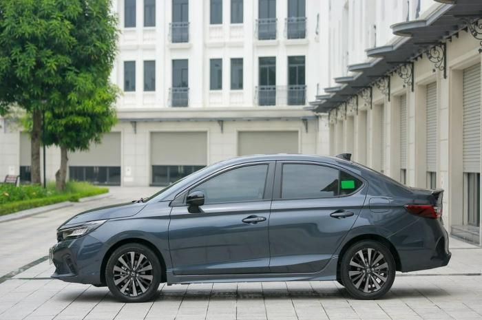 Phần thân của Honda City trông thanh thoát hơn với thiết kế gọn gàng
