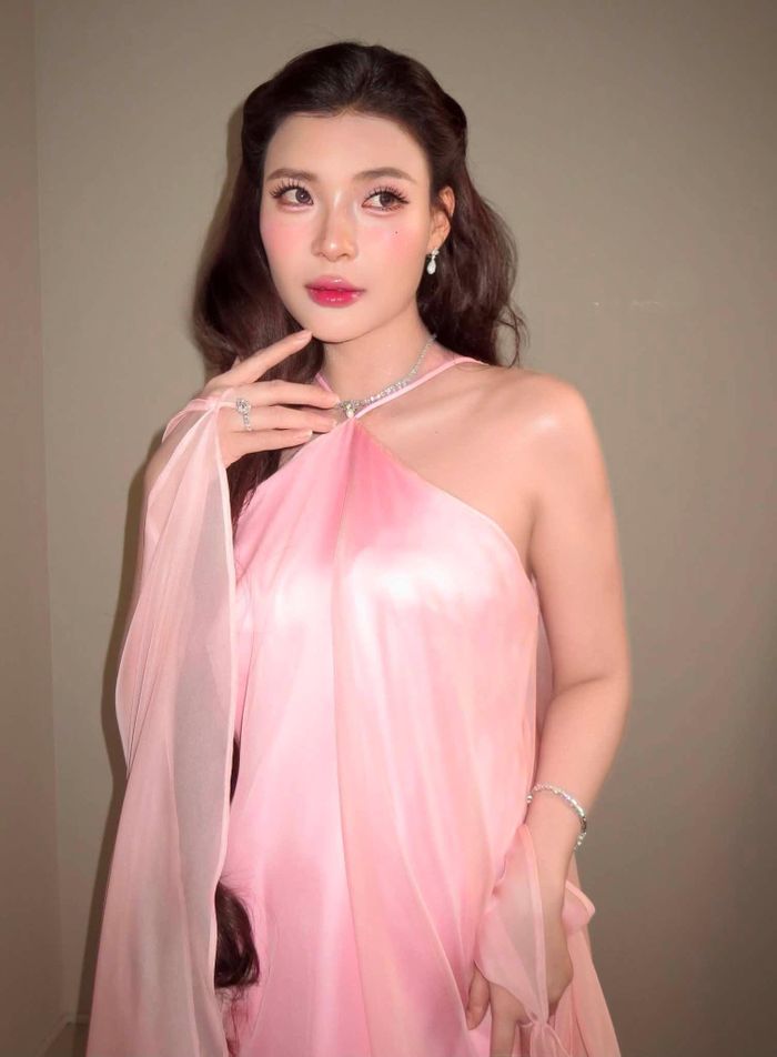 Thúy Diễm được nhiều khán giả nhận xét là vẫn giữ được sự tươi trẻ dù đang mang bầu.