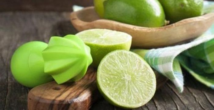 Bạn cũng có thể dùng dụng cụ vắt cam để vắt chanh cũng rất hiệu quả.