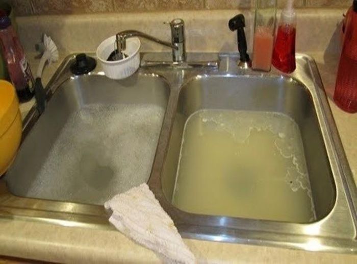 Chậu rửa chén là nơi người nội trợ thường xuyên sử dụng và tình trạng tắc chậu sẽ có thể xảy ra bất cứ lúc nào.