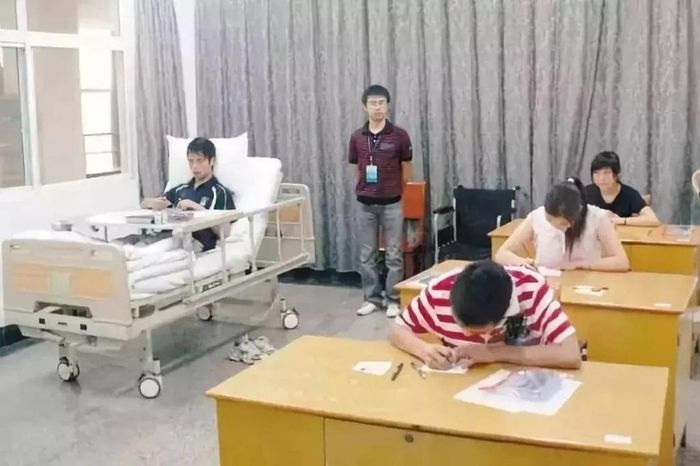 Sau trận động đất Tứ Xuyên năm 2008, chính quyền đã dựng các lớp học tạm thời, lều bạt và điểm thi đặt trong khuôn viên bệnh viện, tạo điều kiện để những học sinh THPT phải sơ tán hoặc bị thương vẫn có thể tham dự kỳ thi cao khảo. Ảnh: Tư liệu.