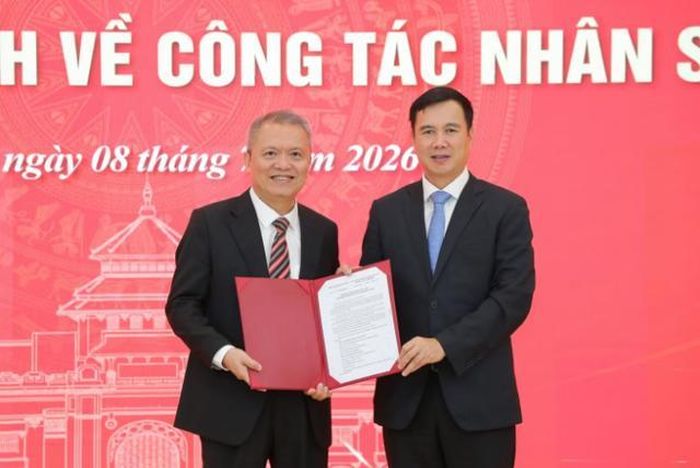 GS.TS.TTND Lê Ngọc Thành (người đứng bên trái) nhận Quyết định bổ nhiệm của Đại học Quốc gia Hà Nội. Ảnh: NTCC