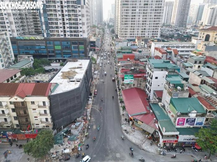 Dự án cải tạo, mở rộng đường Nguyễn Tuân được UBND quận Thanh Xuân (cũ) phê duyệt vào năm 2018. Công trình dài 720m, điểm đầu giao với đường Nguyễn Trãi, điểm cuối đến ngõ 162 Nguyễn Tuân, được mở rộng mặt cắt ngang lên 21m gồm phần lòng đường rộng 15m và 2 bên lề mỗi bên rộng 3m. Theo kế hoạch ban đầu, dự án sẽ hoàn thành vào tháng 9/2025 nhưng sau đó nhiều lần bị "lỡ hẹn".