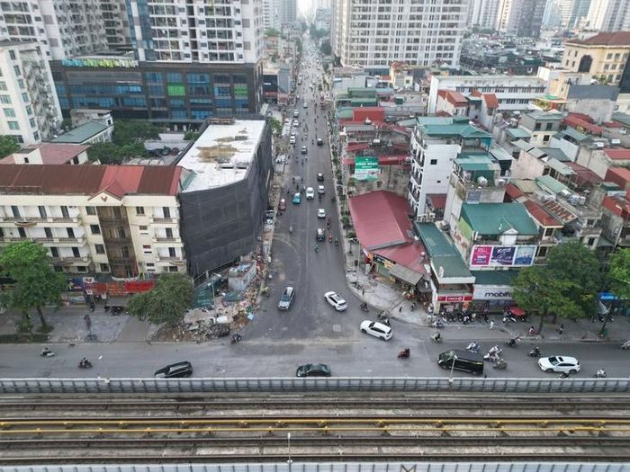 Dự án cải tạo, mở rộng đường Nguyễn Tuân được UBND quận Thanh Xuân (cũ) phê duyệt vào năm 2018. Công trình dài 720m, điểm đầu giao với đường Nguyễn Trãi, điểm cuối đến ngõ 162 Nguyễn Tuân, được mở rộng mặt cắt ngang lên 21m gồm phần lòng đường rộng 15m và 2 bên lề mỗi bên rộng 3m. Để thực hiện dự án mở rộng đường Nguyễn Tuân, chính quyền phải thu hồi, giải phóng mặt bằng 14.334m2 đất của 11 tổ chức và 160 hộ gia đình, cá nhân.
