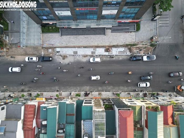 Suốt thời gian qua, việc thi công chậm khiến cuộc sống của người dân xung quanh bị ảnh hưởng nghiêm trọng khi phải sống trong cảnh ùn tắc, bụi bẩn.