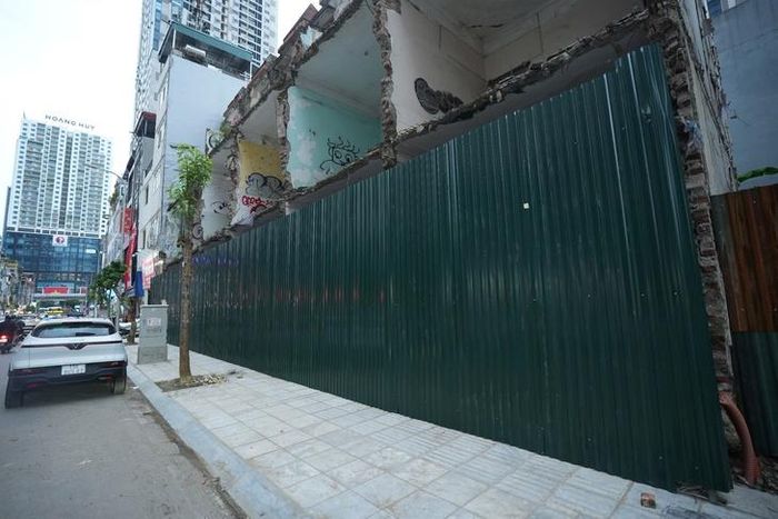 Một số nhà siêu mỏng xuất hiện khi mở rộng đường Nguyễn Tuân.