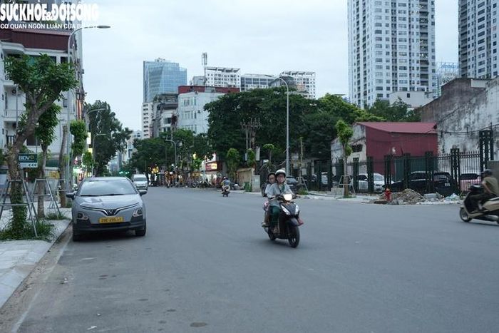 Không còn cảnh công trường thi công trời nắng thì bụi mù mịt, mưa xuống bùn đất nhếch nhác. Vỉa hè bị đào xới ảnh hưởng rất lớn đến việc đi lại, kinh doanh buôn bán.