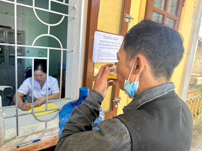 Tư vấn, khám sức khỏe cho người dân tại trạm y tế.
