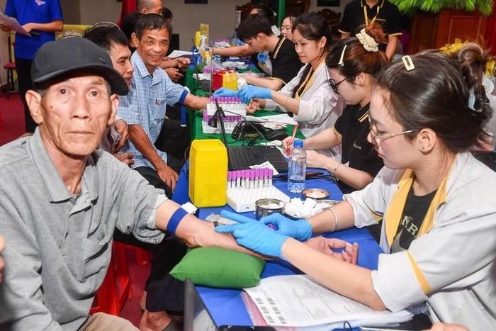 Xã Đan Hải tổ chức đợt cao điểm thu nhận mẫu sinh phẩm ADN cho 420 thân nhân liệt sĩ. Ảnh: Đậu Hà.