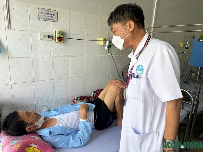 BS.CKII Thái Đình Lâm, Phó giám đốc Bệnh viện Phổi Nghệ An, thăm khám cho bệnh nhân N.D.Th. đang điều trị lao phổi tại bệnh viện.