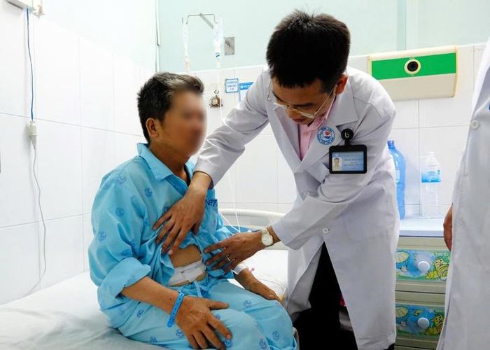 Sau 6 ngày điều trị, bệnh nhân hồi phục tốt, vết mổ khô, ăn uống bình thường và được xuất viện.