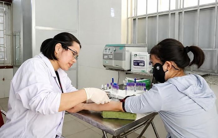 Cán bộ Trung tâm Kiểm soát bệnh tật Hà Tĩnh lấy máu xét nghiệm sàng lọc HIV cho người dân.