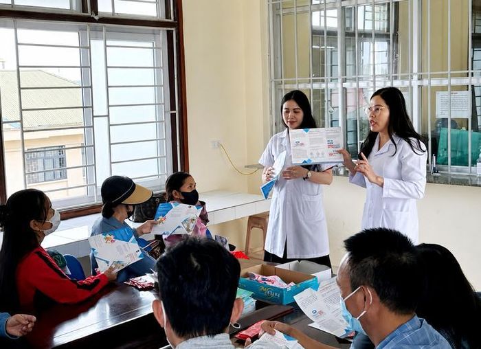 Một buổi truyền thông trực tiếp tại đồng về phòng chống HIV cho đối tượng có nguy cơ cao.