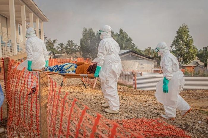 Vùng tâm dịch Ebola từ lâu đã chịu ảnh hưởng nặng nề bởi các cuộc xung đột vũ trang kéo dài, khiến lực lượng y tế gặp rất nhiều khó khăn trong việc tiếp cận các địa bàn vùng sâu vùng xa. Ảnh: Benediction Murhabazi/Getty Images