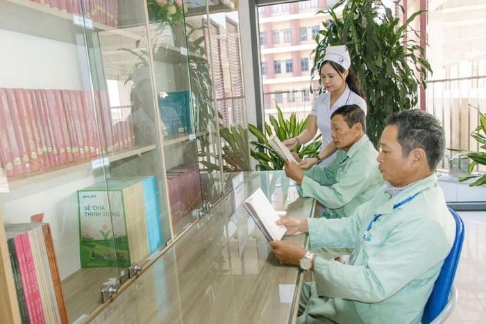 Không gian đọc sách tại Bệnh viện Ung bướu Nghệ An tạo điều kiện để người bệnh tiếp cận sách, báo và tài liệu về chăm sóc sức khỏe.