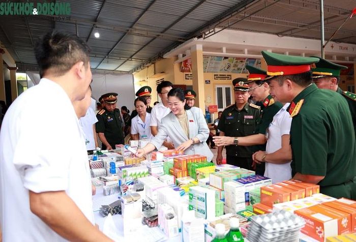 Lãnh đạo Cục Quân y Việt Nam, Lào và Giám đốc Sở Y tế Nghệ An tham quan khu vực cấp phát thuốc tại chương trình khám bệnh, tư vấn sức khỏe miễn phí cho nhân dân khu vực biên giới Việt Nam - Lào.