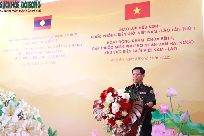 Đại tá Khên Thong Phăt Tha Na Khăm, Phó Cục trưởng Cục Quân y, Tổng cục Hậu cần, Bộ Quốc phòng Lào phát biểu tại buổi lễ.