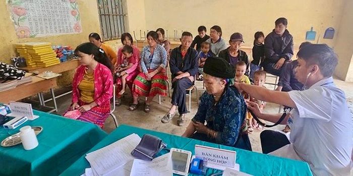 Cán bộ Trạm y tế Sơn Vĩ thực hiện khám sức khỏe người dân trên địa bàn thôn Lùng Chư. Ảnh: T.H.