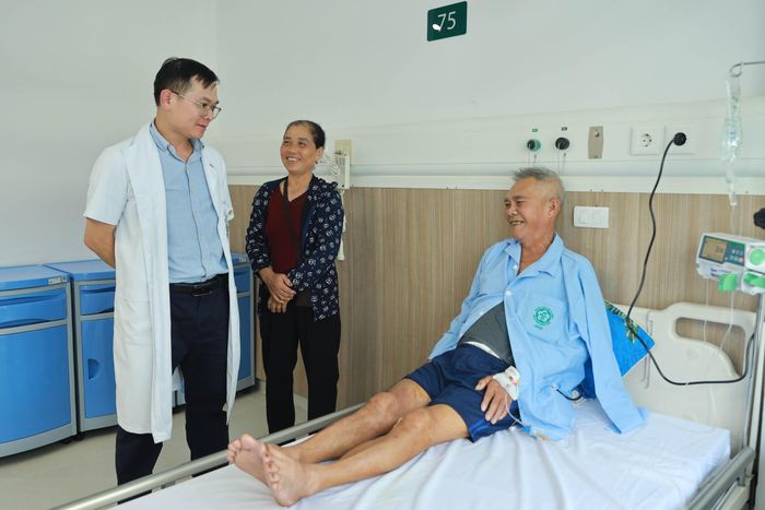 Gia đình người bệnh vui mừng khi gặp lại bác sĩ Khánh - người trực tiếp thực hiện ca phẫu thuật và lắng nghe đánh giá kết quả điều trị.