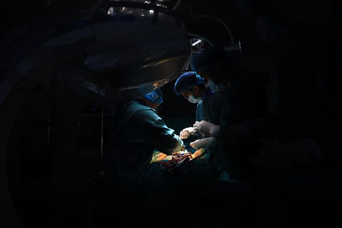 Sự phối hợp giữa đội ngũ bác sĩ và hệ thống chụp mạch hiện đại giúp phát hiện, xử lý tổn thương ngay trong quá trình phẫu thuật.
