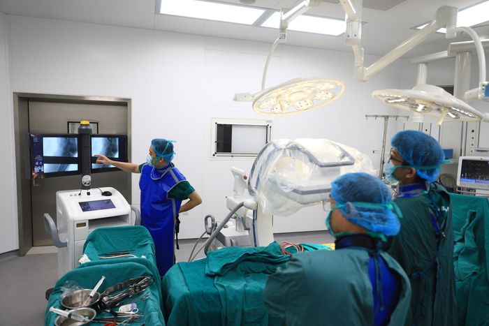 Sau ca phẫu thuật, ê-kíp bác sĩ sẽ đánh giá kết quả tái thông mạch máu qua hệ thống chụp mạch DSA.