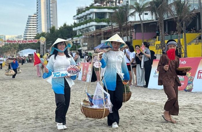 Đà Nẵng quảng bá ẩm thực trên bãi biển tại lễ hội food tour. Ảnh: Ngọc Vân