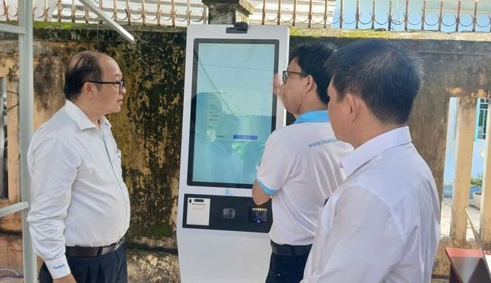 Tại khu vực khám sức khỏe miễn phí còn có kiosk y tế thông minh và robot hỗ trợ người dân khai báo y tế tự động, tầm soát huyết áp.