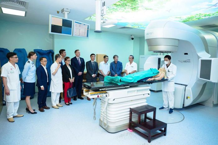 Các đại biểu tham quan Viện Ung thư, Bệnh viện Trung ương Quân đội 108.