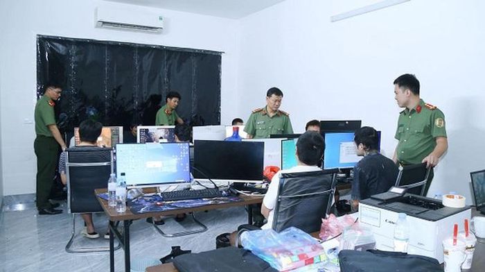 Lực lượng công an kiểm tra thiết bị do các đối tượng sử dụng để lừa đảo qua mạng. Ảnh: Công an tỉnh Bắc Ninh.
