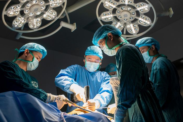 Các bác sĩ tiến hành phẫu thuật cho bệnh nhân. Ảnh: BVCC