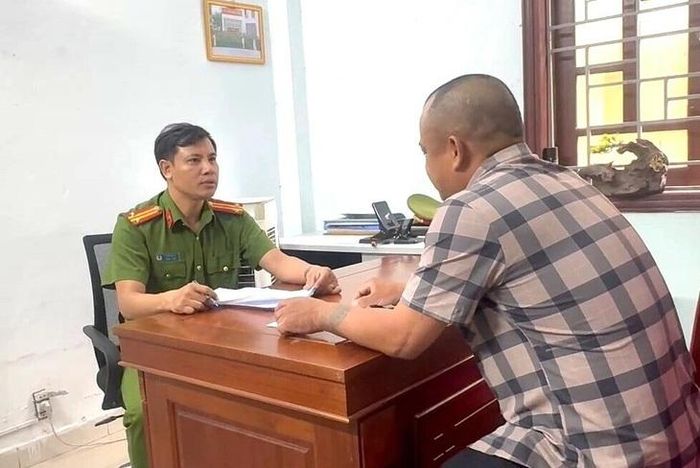Ông T. làm việc với công an sau phản ánh của du khách. Ảnh: Công an phường An Hải